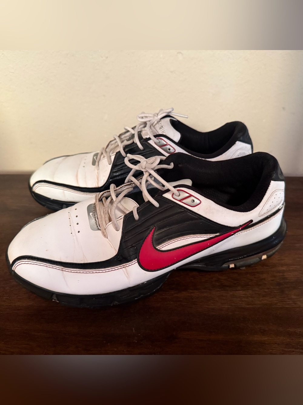 Nike air Men’s White Black Red Golf Shoes with Red Swoosh size 9